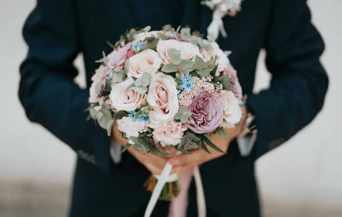 Bouquet da sposa LIPPOLIS con rose cipria, malva e ortensie blu — stile romantico elegante